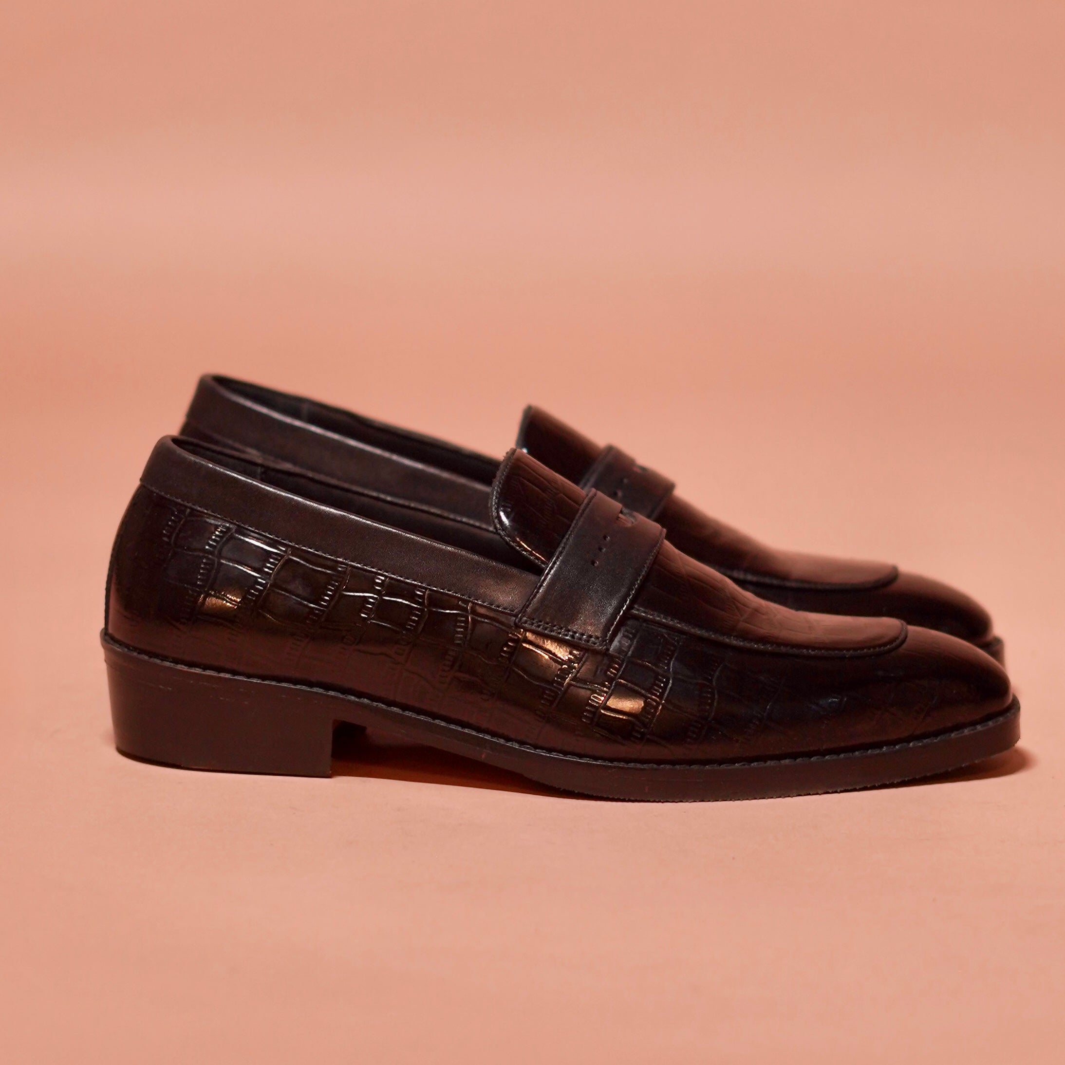 Motivo Croco | Black croc print penny loafers
